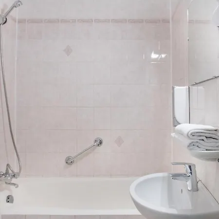 Ξενοδοχείο Metropole 3*